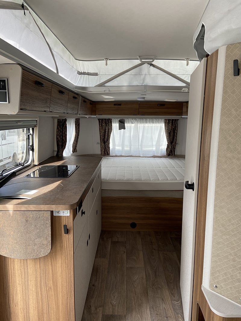 Caravane Eriba Touring 630 Edition Legend vue intérieure couchage