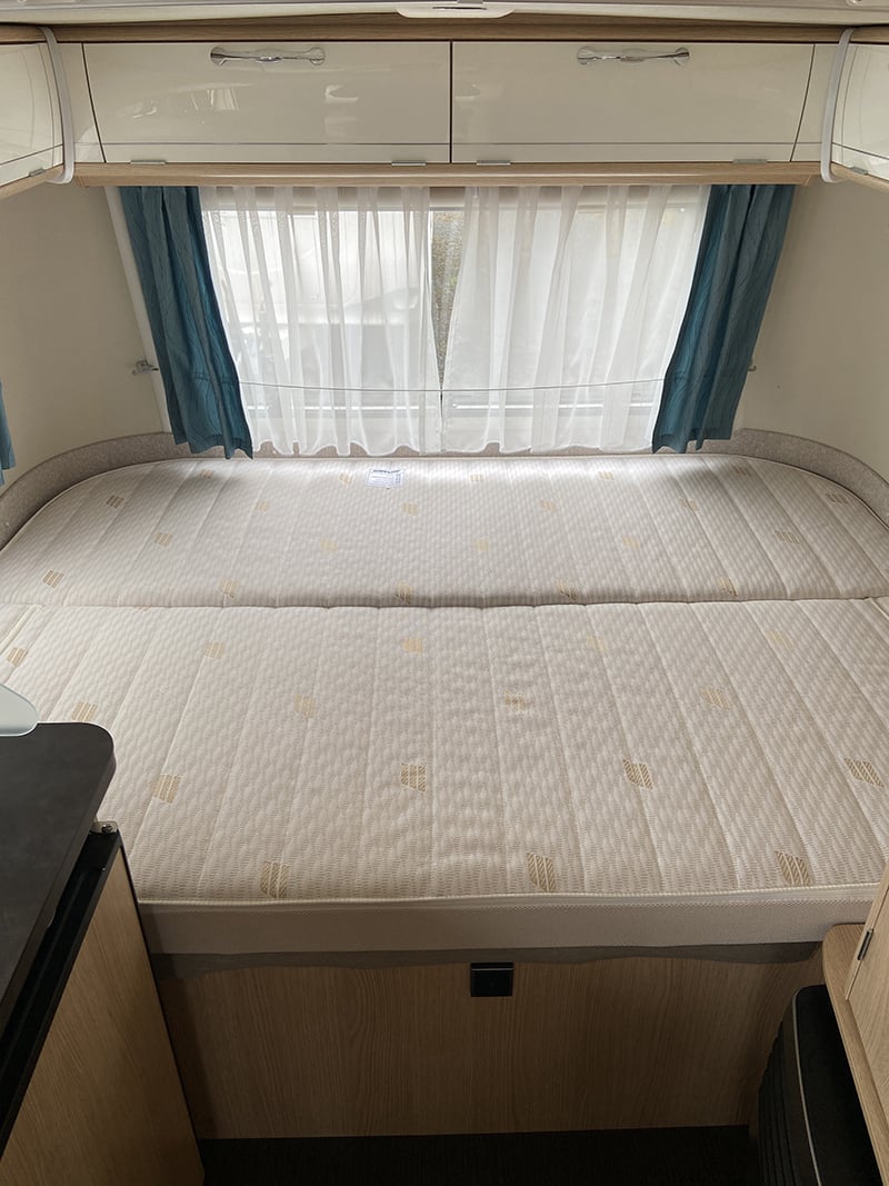 Caravane Eriba Trol 530 60ème Edition espace couchage