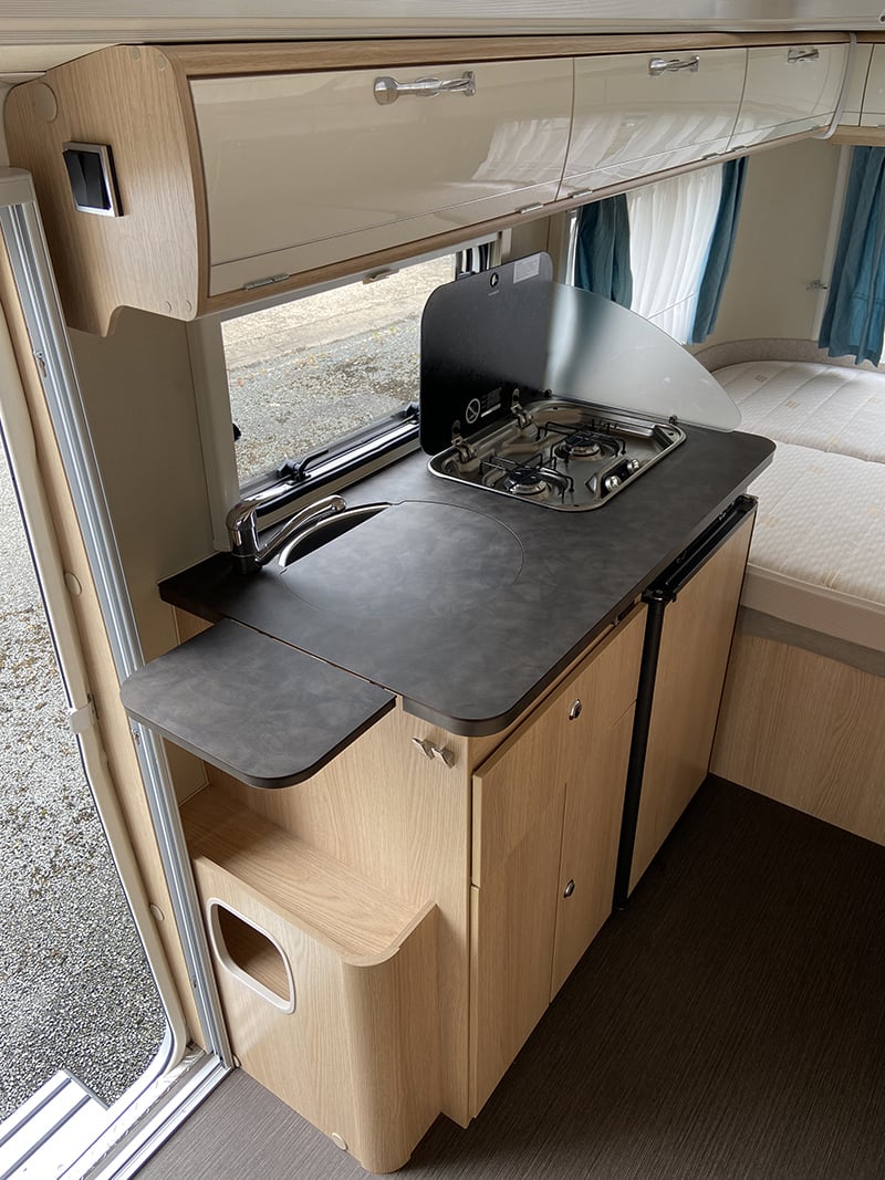 Caravane Eriba Trol 530 60ème Edition espace cuisine