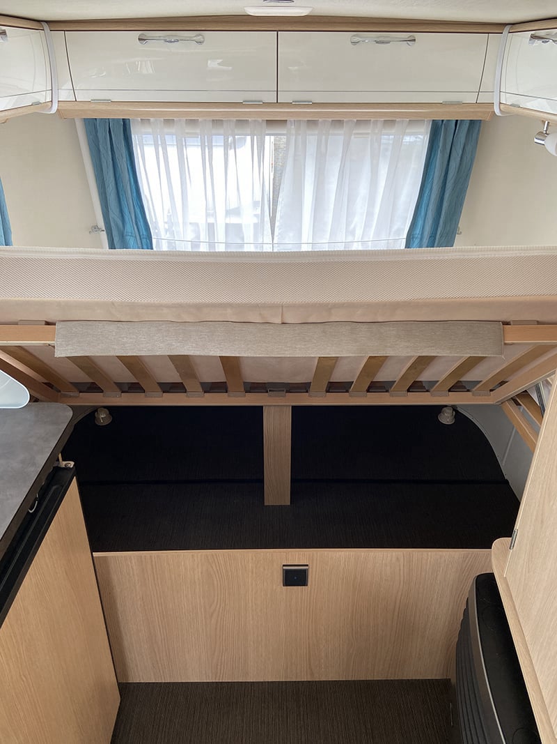 Caravane Eriba Trol 530 60ème Edition espace rangement sous le lit