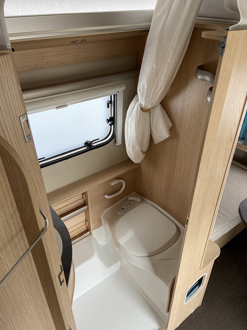Caravane Eriba Trol 530 60ème Edition espace sanitaire