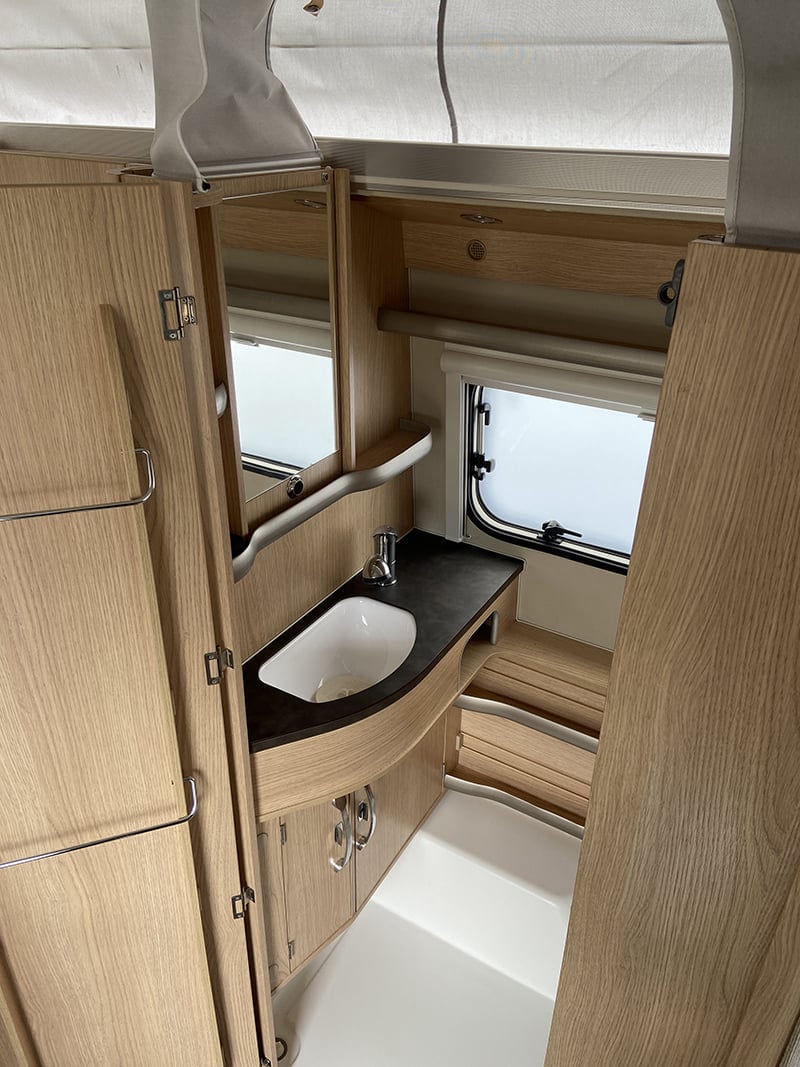 Caravane Eriba Trol 530 60ème Edition espace sanitaire lavabo