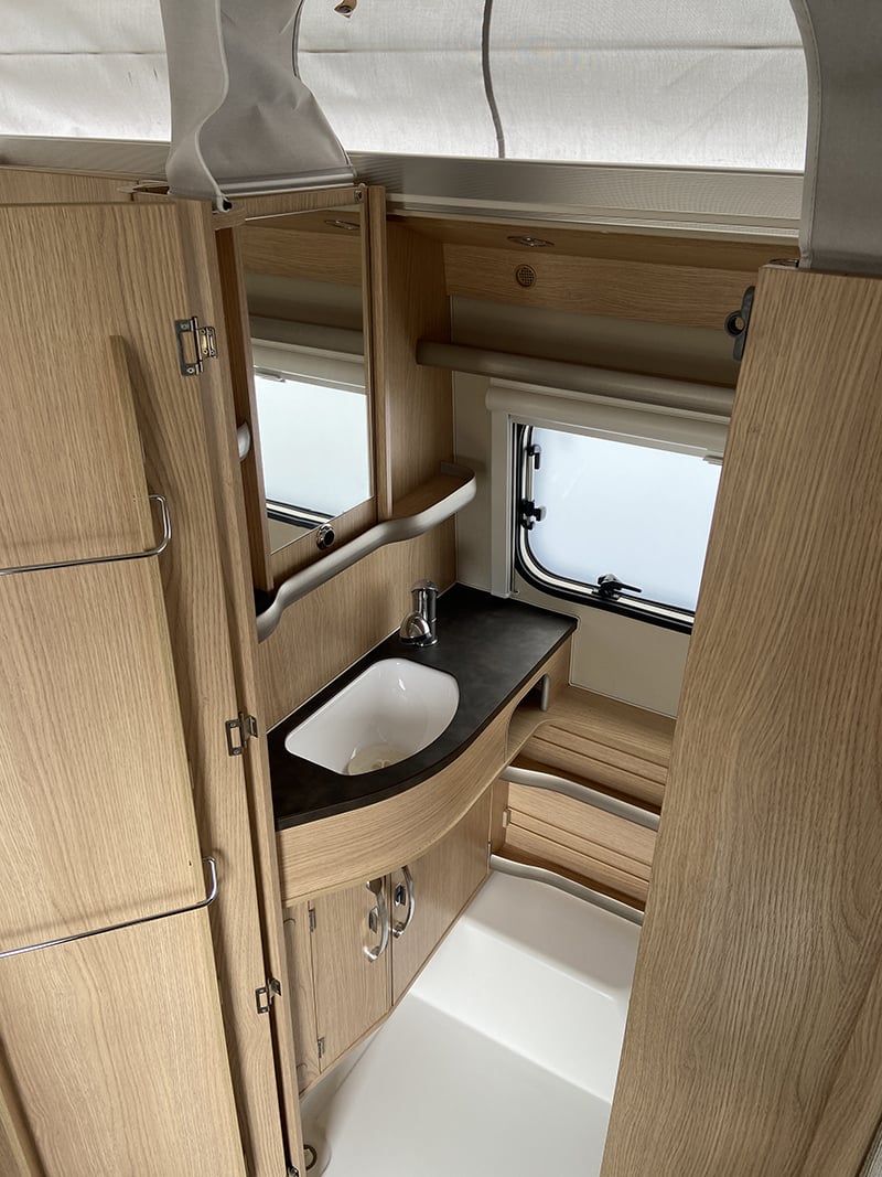 Caravane Eriba Trol 530 60ème Edition espace sanitaire lavabo