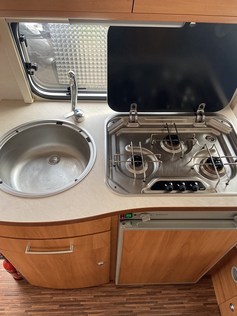 Caravane Eriba Troll 530 GT espace cuisine protections ouvertes
