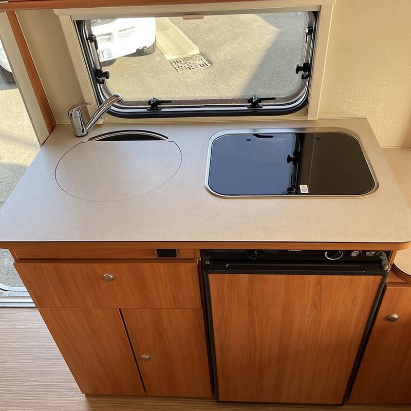 Caravane Eriba Troll 550 espace cuisine protections fermées
