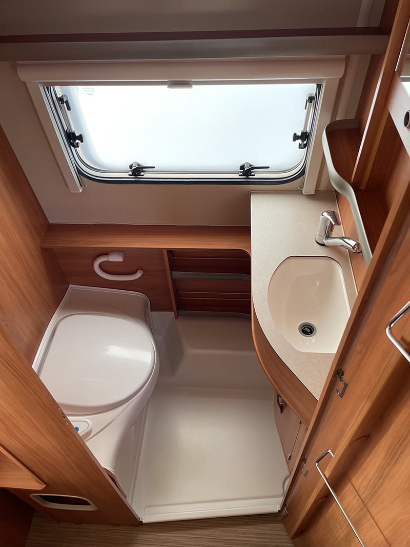 Caravane Eriba Troll 550 espace sanitaire