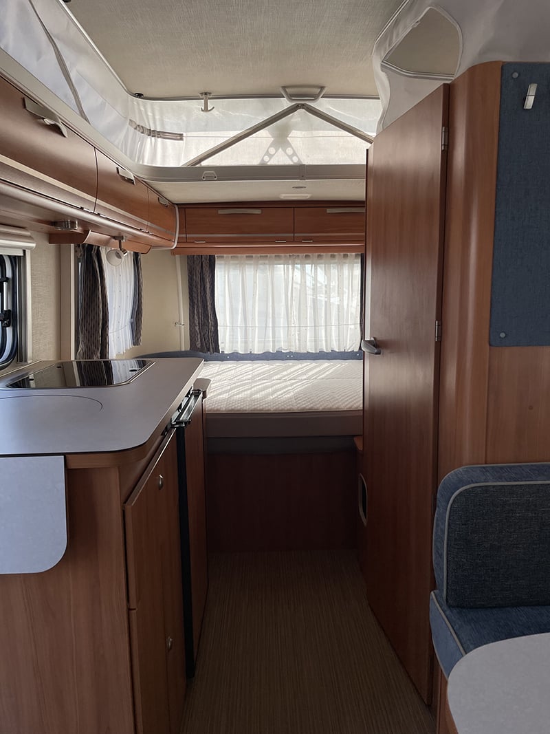 Caravane Eriba Troll 550 vue intérieure couchage