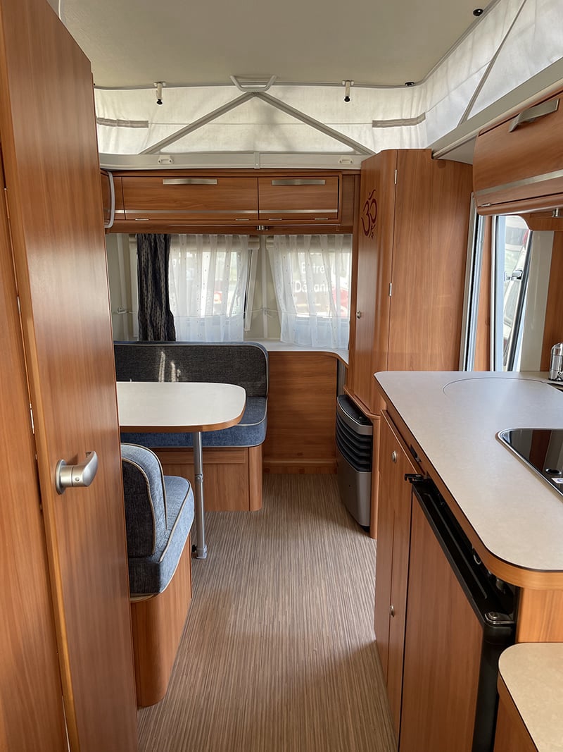 Caravane Eriba Troll 550 vue intérieure salon