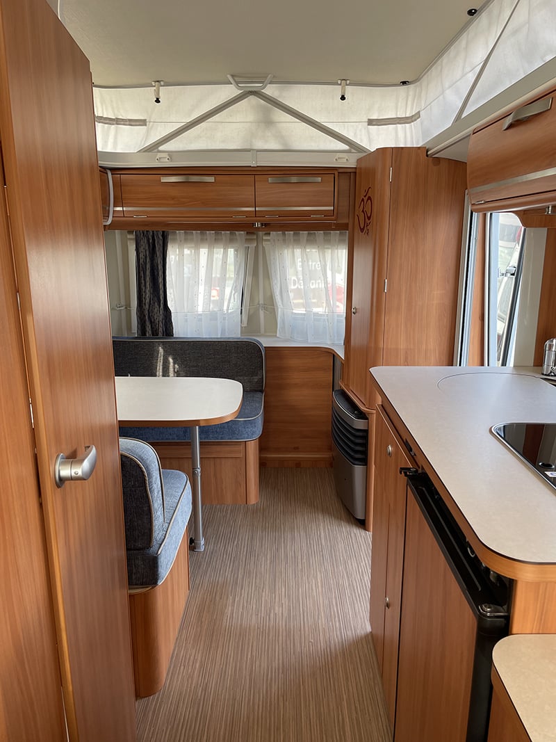Caravane Eriba Troll 550 vue intérieure salon