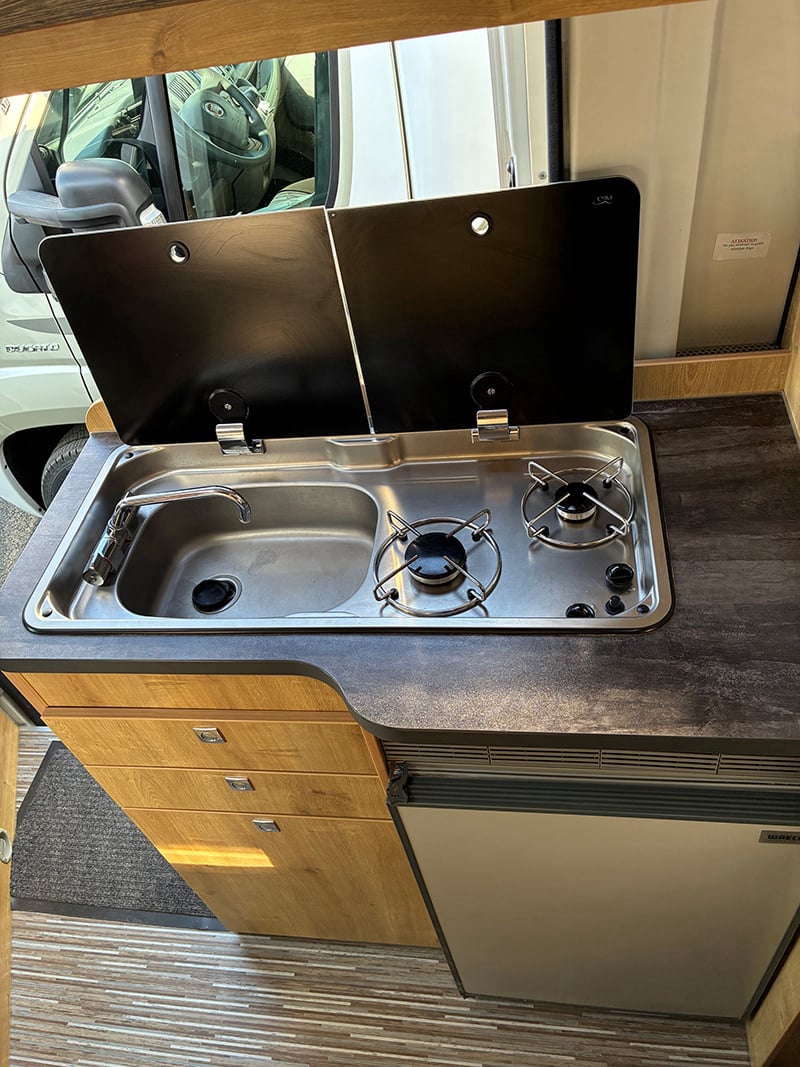 Fourgon Font Vendôme Master Van XS espace cuisine protections ouvertes