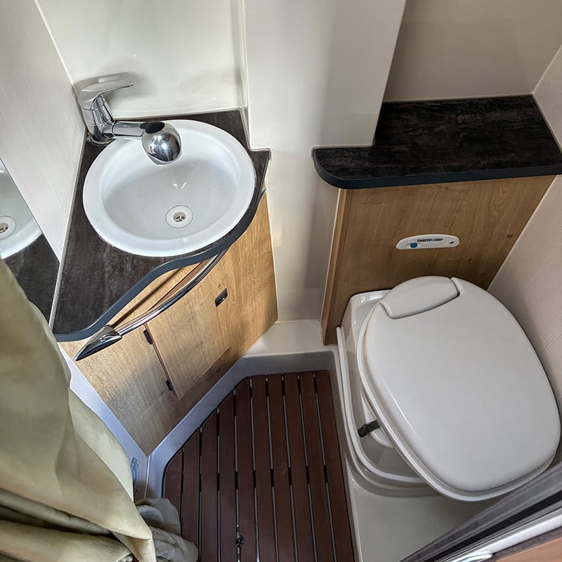 Fourgon Font Vendôme Master Van XS espace sanitaire