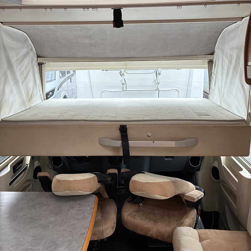 Intégral Hymer Exsis 512 espace couchage lit pavillon