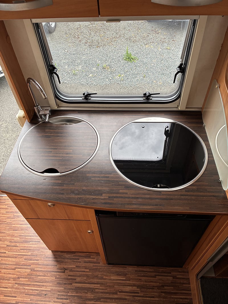 Intégral Hymer Exsis 512 espace cuisine protections fermées