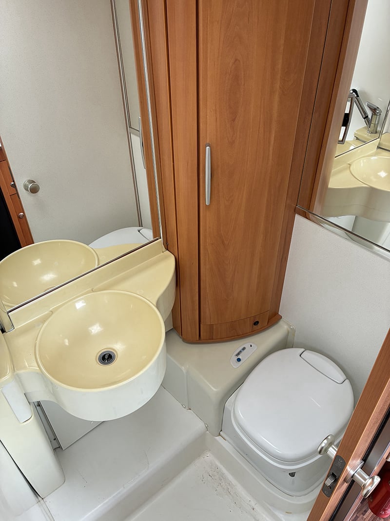 Intégral Hymer Exsis 512 espace sanitaire lavabo