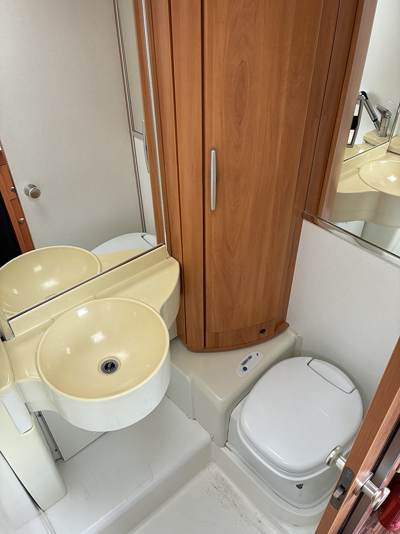 Intégral Hymer Exsis 512 espace sanitaire lavabo