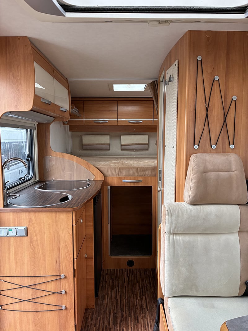 Intégral Hymer Exsis 512 vue intérieure couchage