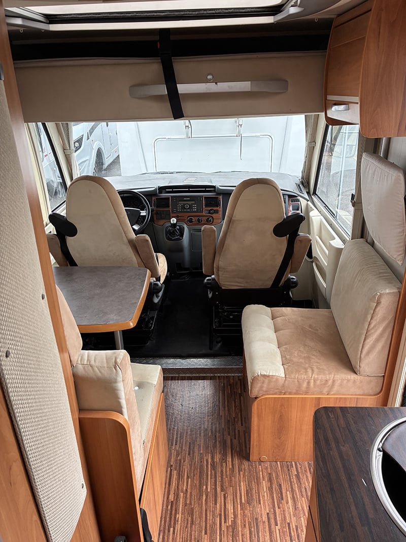 Intégral Hymer Exsis 512 vue intérieure salon