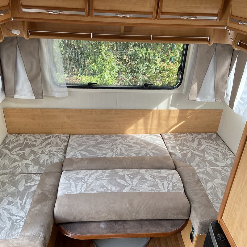 Caravane La Mancelle Legend 490 SA espace salon couchage
