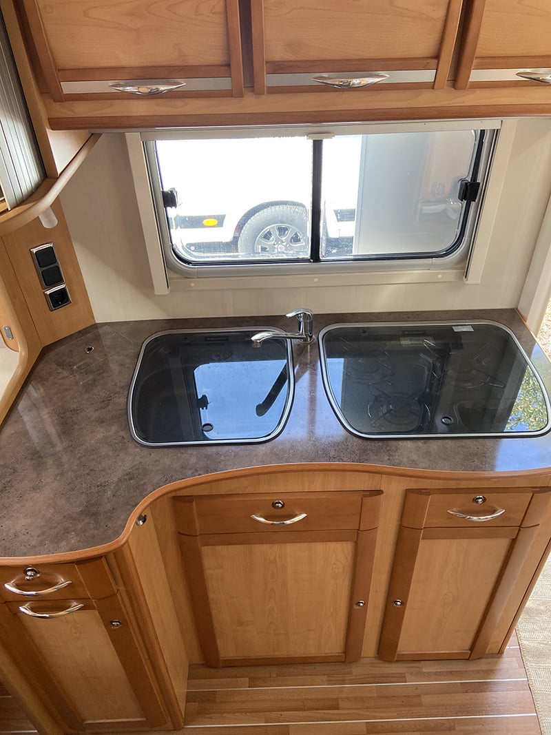 Caravane La Mancelle Legend 490 SA espace cuisine protections fermées