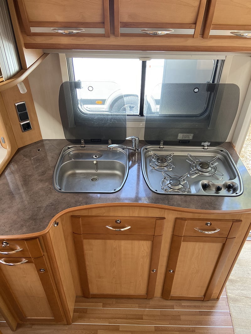 Caravane La Mancelle Legend 490 SA espace cuisine protections ouvertes