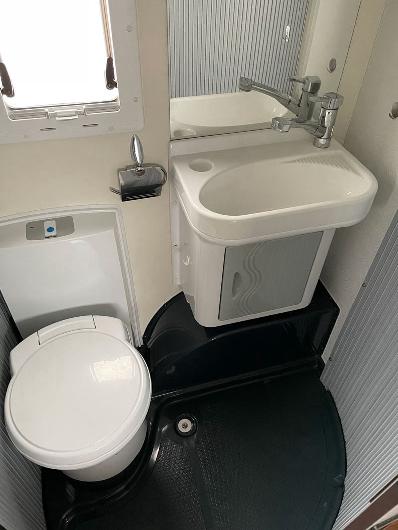 Caravane La Mancelle 400 CLM Elegance espace sanitaire lavabo
