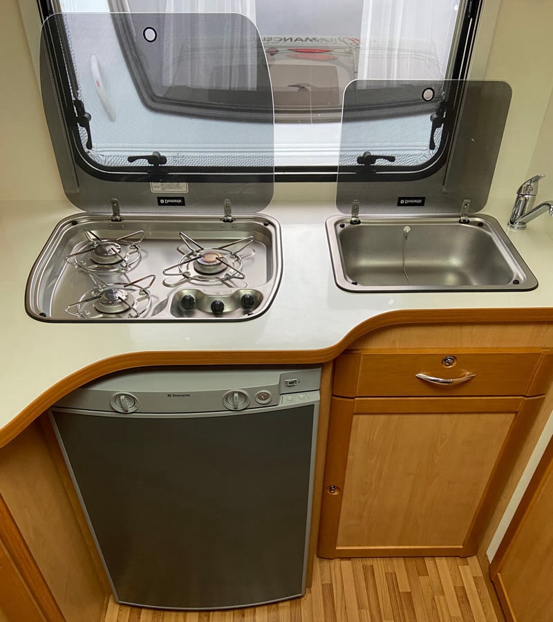 Caravane La Mancelle 440 Legend espace cuisine réchaud 3 feux