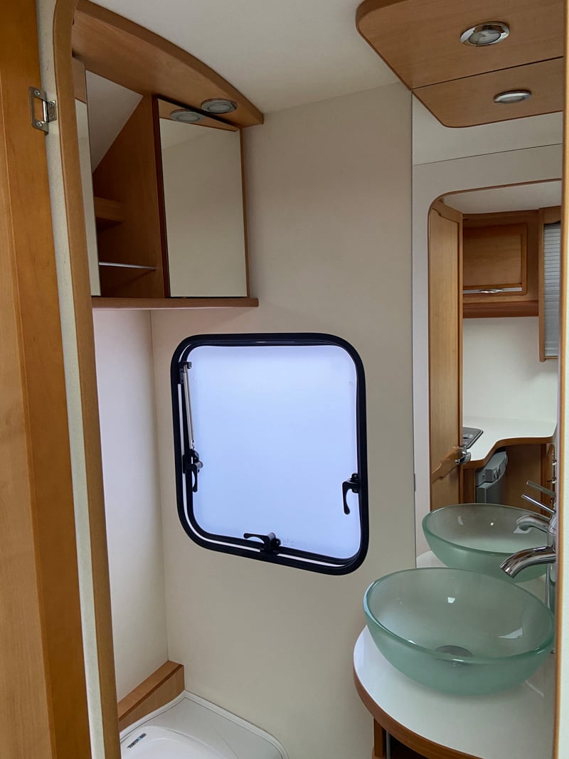 Caravane La Mancelle 440 Legend espace sanitaire lavabo