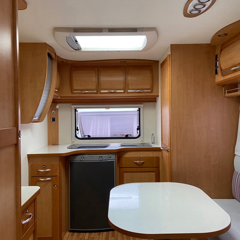 Caravane La Mancelle 440 Legend vue intérieure cuisine