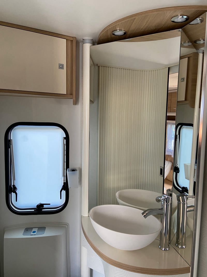 Caravane La Mancelle Elégance 490 SA espace sanitaire lavabo
