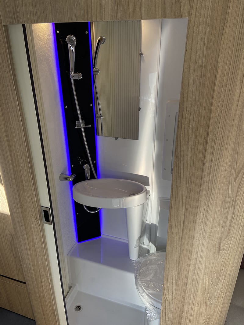 Caravane La Mancelle Fantaisy 440 CL espace sanitaire