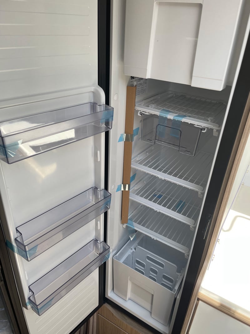 Caravane La Mancelle Liberty 440 PC Frigo ouvert