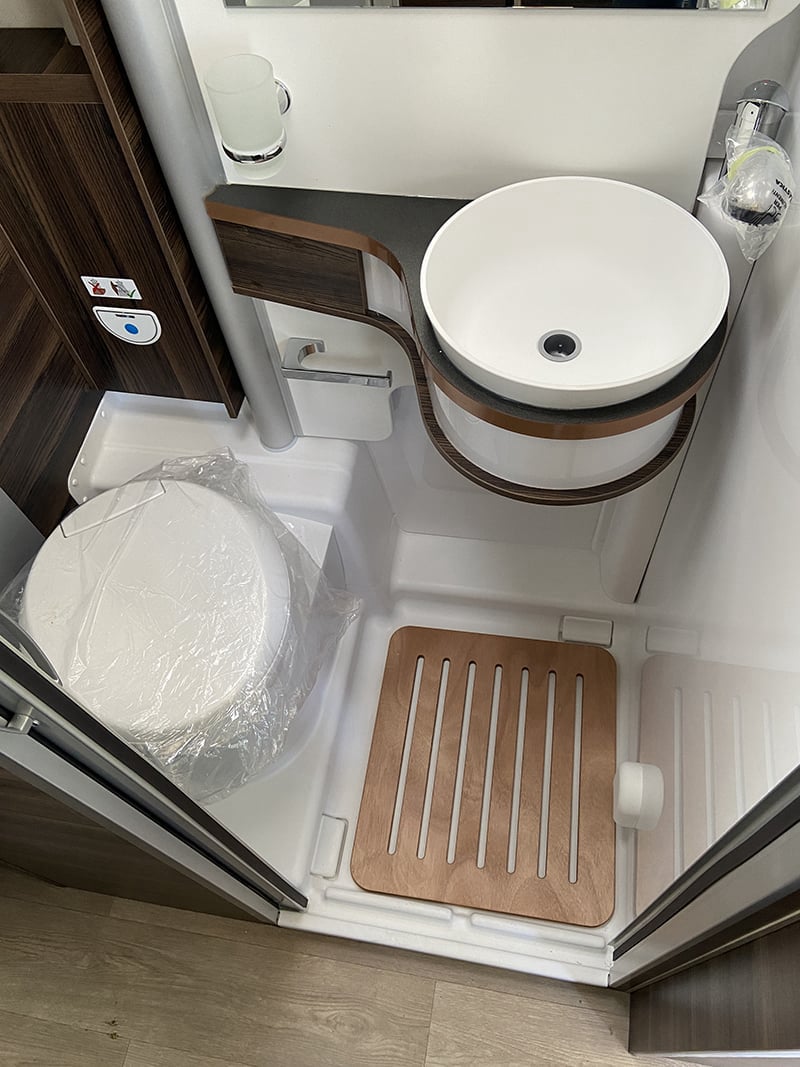 Fourgon Laika Ecovip 600 espace sanitaire