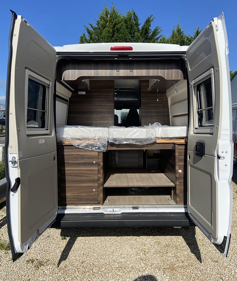 Fourgon Laika Ecovip 600 vue arrière portes ouvertes