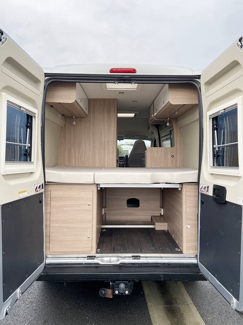 Fourgon Laika Kosmo 5.4 face arrière portes ouvertes