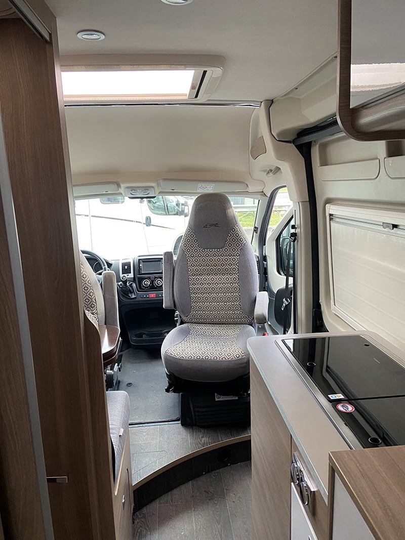 Fourgon Laika Kosmo 5.4 vue intérieure cabine