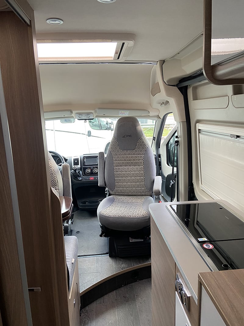 Fourgon Laika Kosmo 5.4 vue intérieure cabine