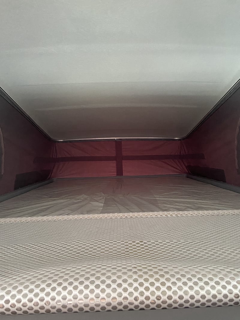Fourgon Laika Kosmo 6.0 espace couchage toit relevé