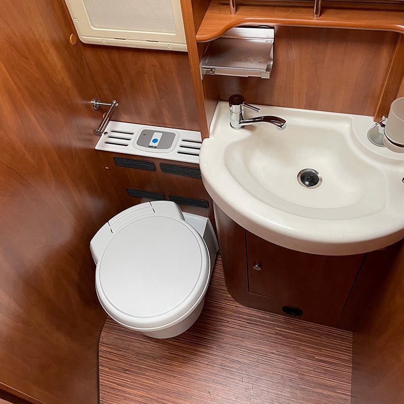 Intégral Laika Kreos 7012 espace sanitaire lavabo