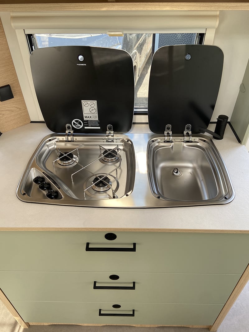 Caravane LMC Style 450 D espace cuisine