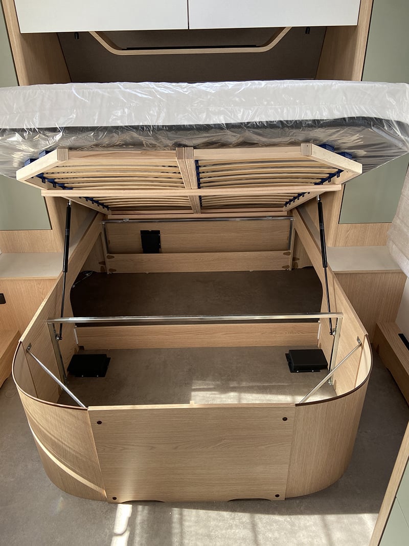 Caravane LMC Style 450 D espace rangement sous le lit
