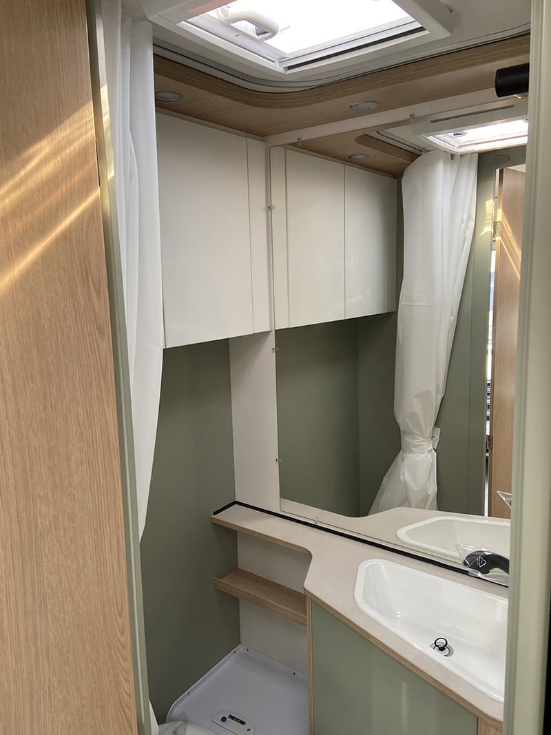 Caravane LMC Style 450 D espace sanitaire lavabo
