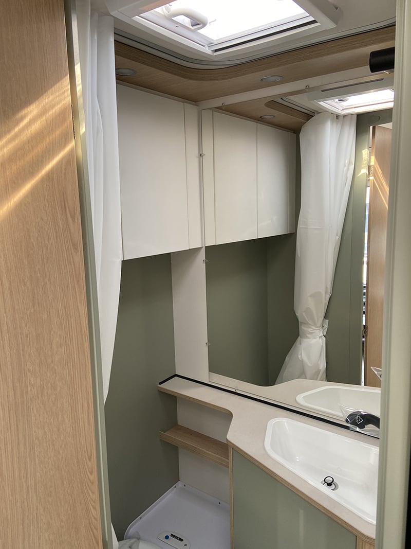 Caravane LMC Style 450 D espace sanitaire lavabo