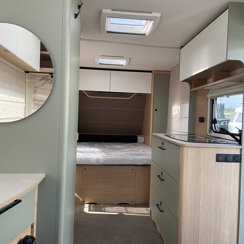 Caravane LMC Style 450 D vue intérieure couchage