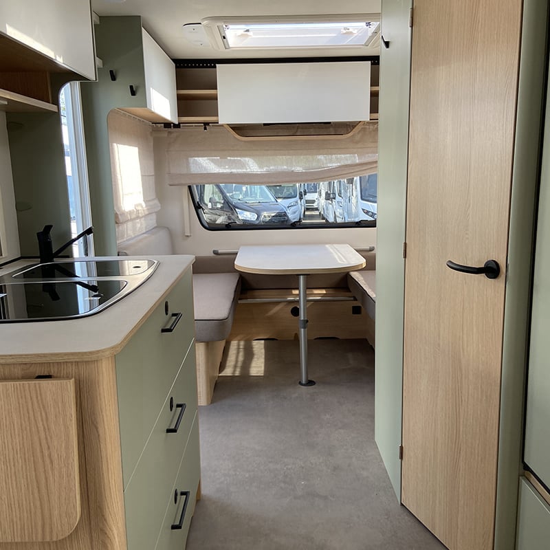Caravane LMC Style 450 D vue intérieure salon