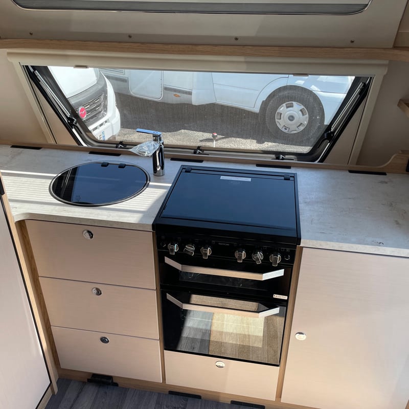 Caravane LMC VIVO 580 D espace cuisine avec plaque de protections fermées et four fermé