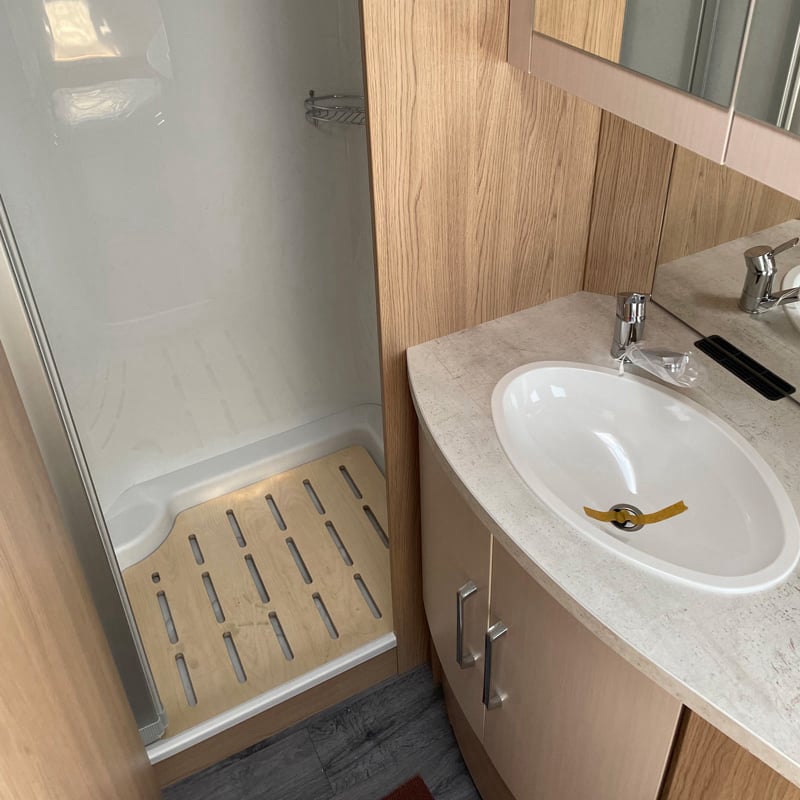 Caravane LMC VIVO 580 D espace sanitaire vue caillebotis douche