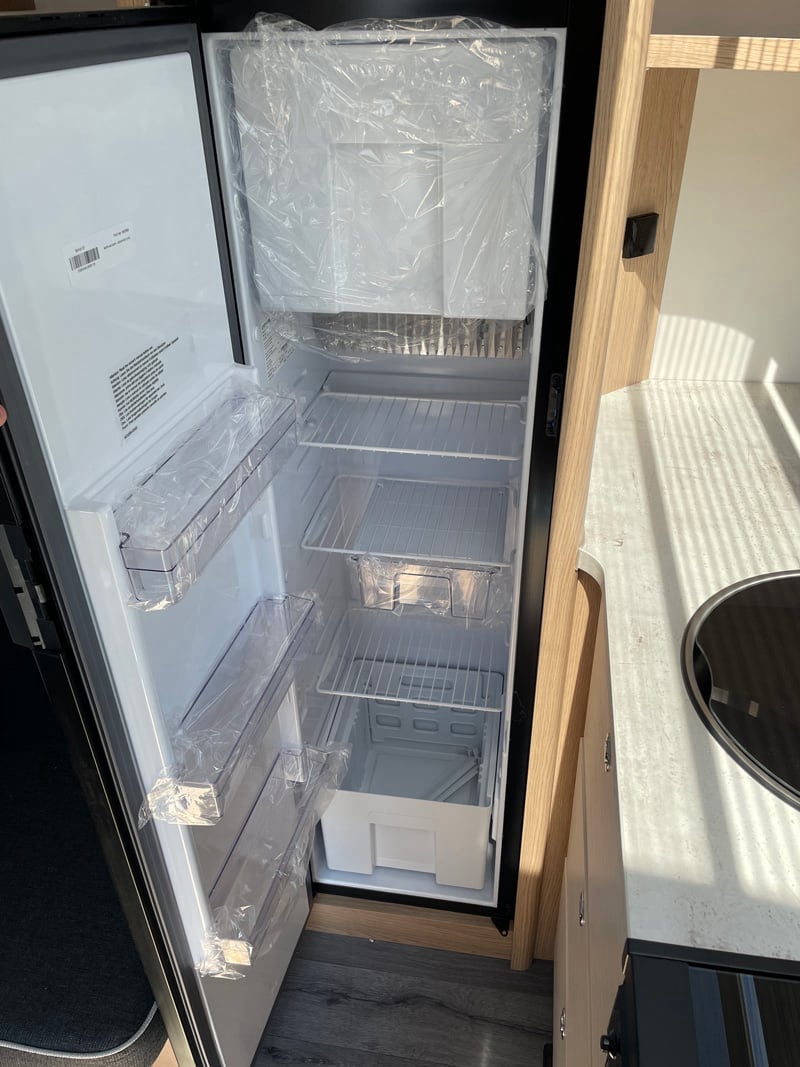 Caravane LMC VIVO 580 D frigo ouvert