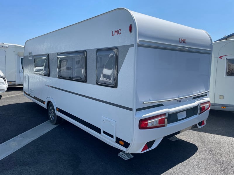 Caravane LMC VIVO 580 D profil arrière gauche