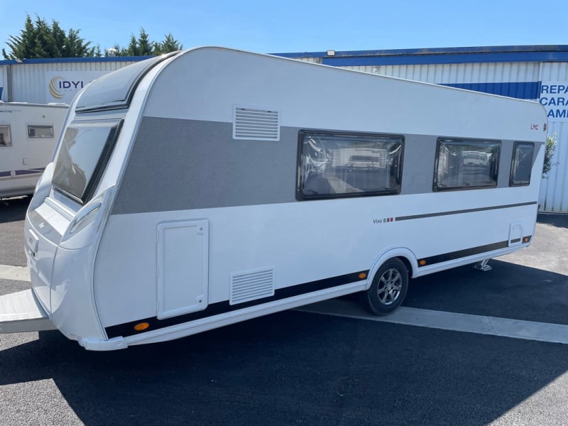 Caravane LMC VIVO 580 D profil avant gauche