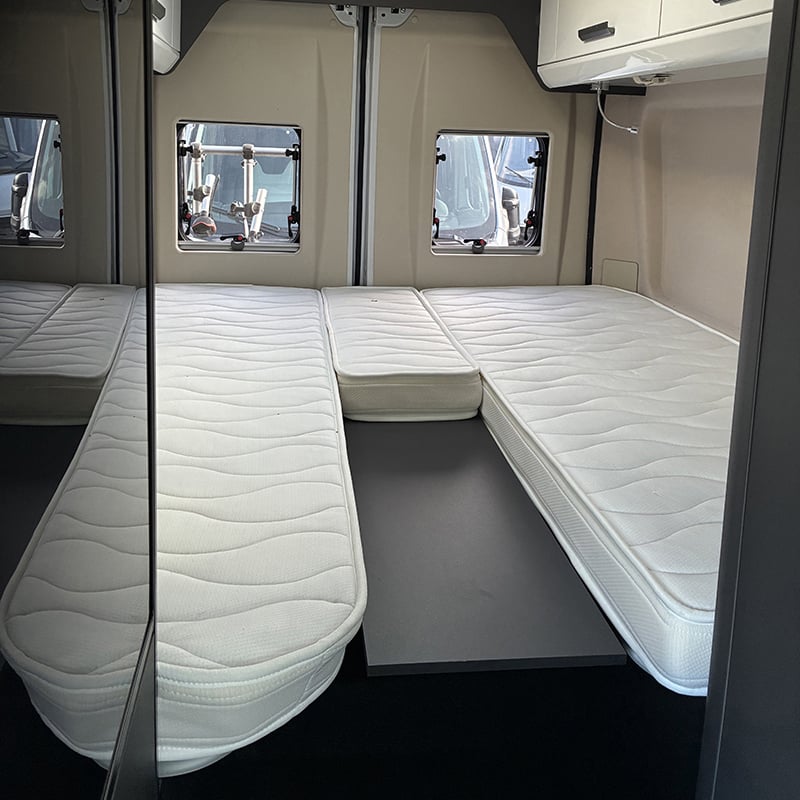 Fourgon McLouis Menfys 4 S-Line espace couchage 2 lits